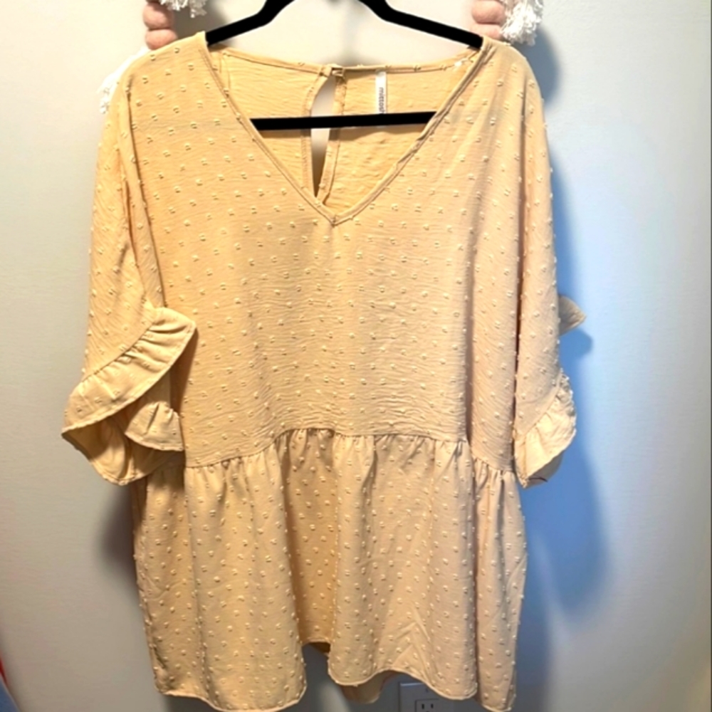 Tufted polka dot blouse with flutter sleeves size XL.